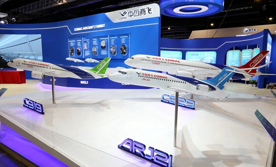 中国商飞C919和ARJ21飞机首次亮相新加坡航展